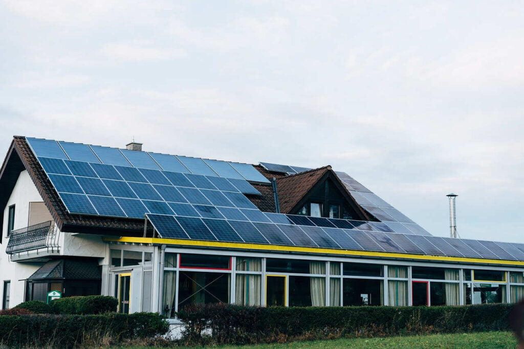 Einfamilienhaus mit vermieteter Dachfläche für Solaranlage bzw. Photovoltaik