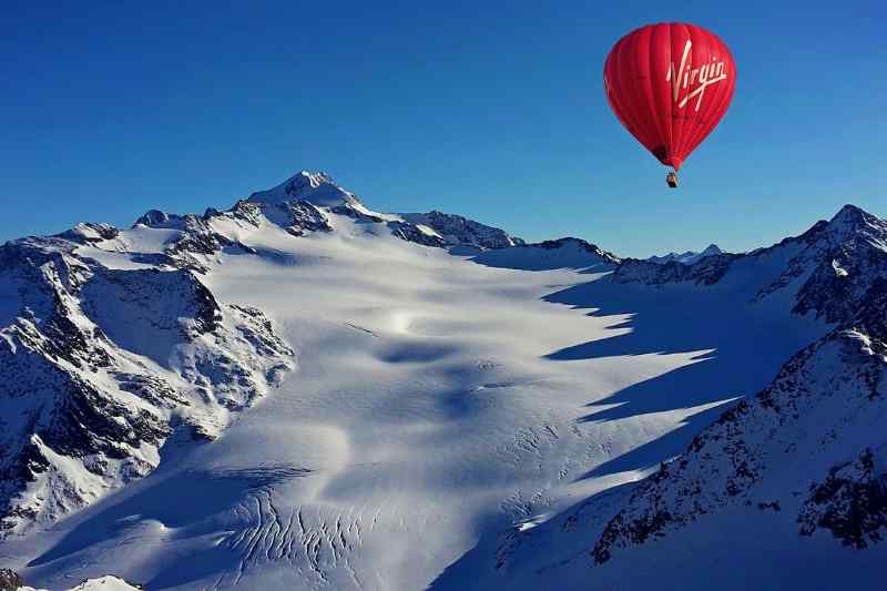 Die Berggipfel der Alpen mit einem Heißluftballon zu überfliegen, nach erfolgreichem Abschluss der Ballonfahrschule ist das möglich.