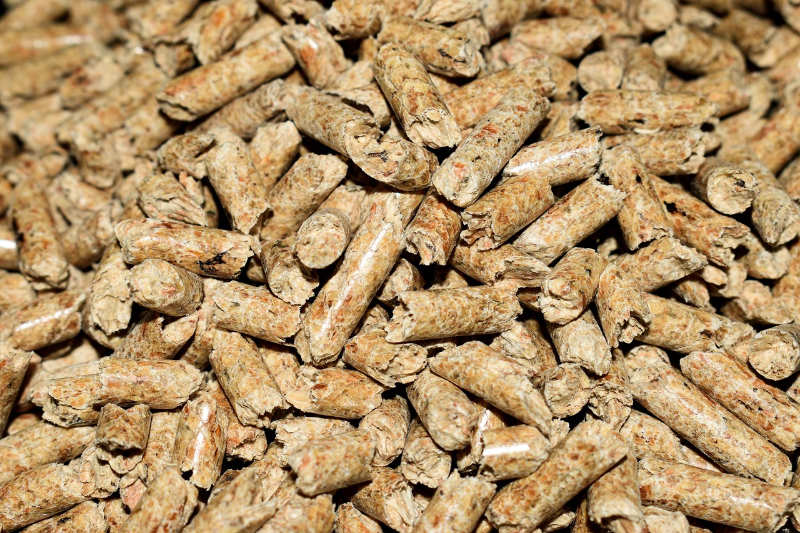 Pelletsheizungen zeichnen sich durch die hohe Energiedichte der Pellets als kostengünstig aus.