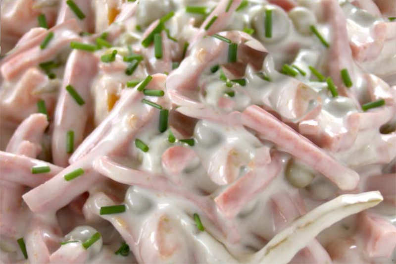 Einer der beliebtesten Salate in Deutschland ist der Fleischsalat