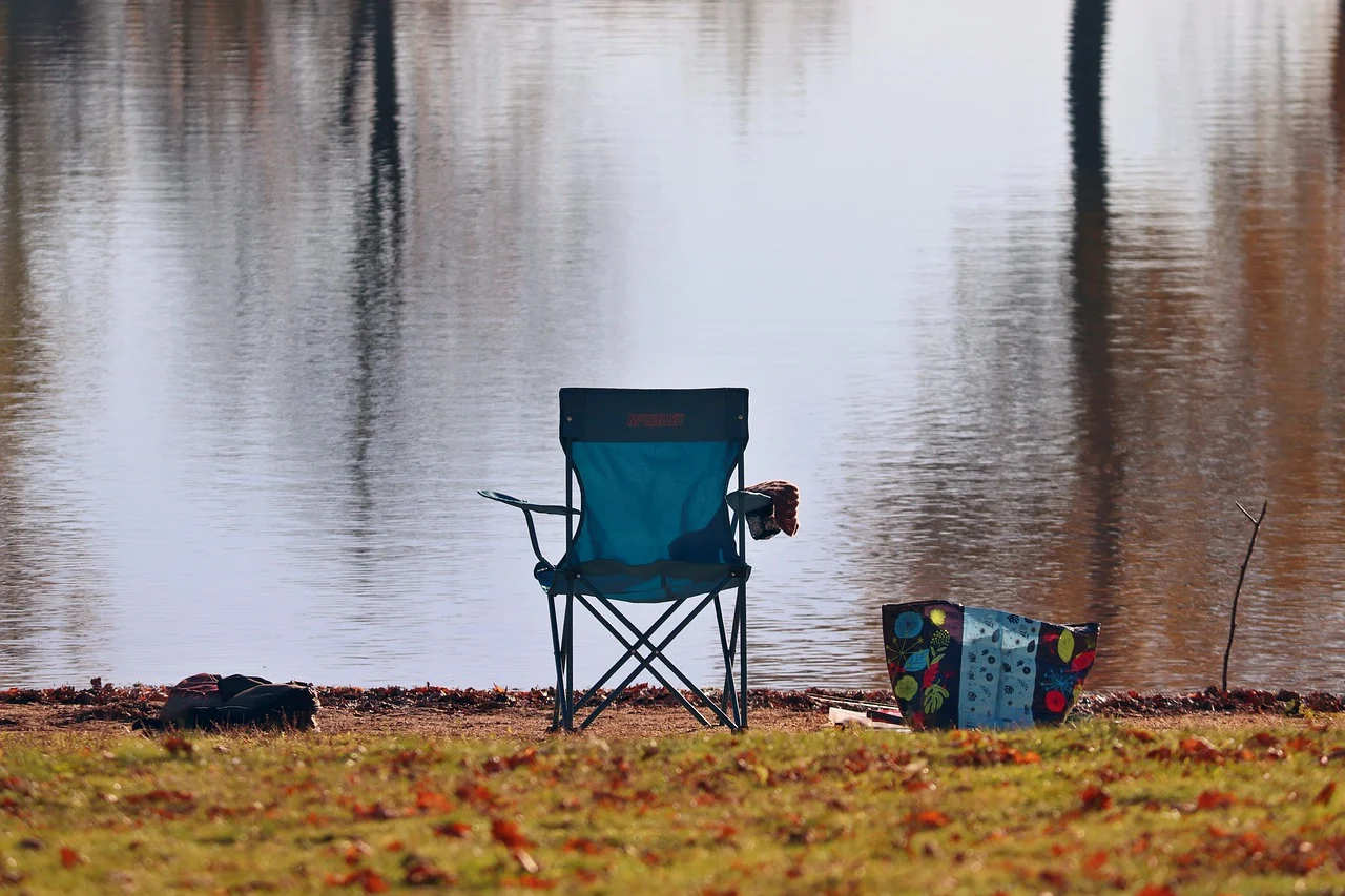 Angelliegen, ein unverzichtbarer Gegenstand für lange Angel-Sessions am See.