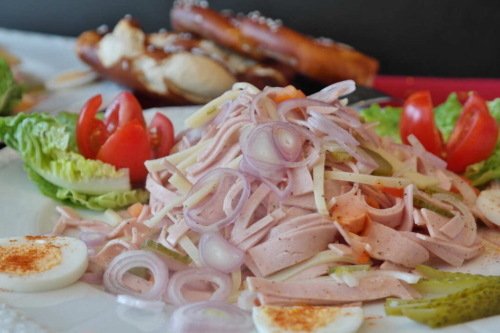 Wurstsalat ist einer der am häufigsten verspeisten und zählt zu den beliebtesten Salaten in Deutschland.